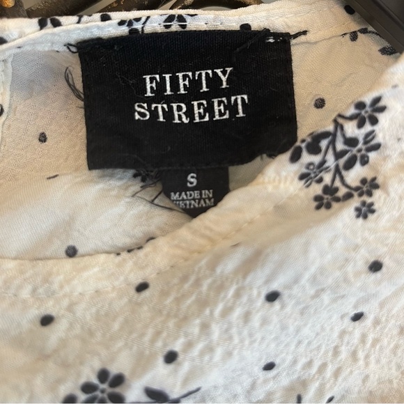 Fifty Street Floral / Polka Dot and Puckered Fabric Top - Picture 6 of 6